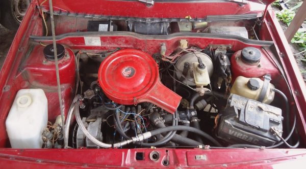 Въпросът е, че още тогава в Толиати е създаден първият едносекционен ротационен двигател, като преди това е проучен Mazda RX-2. Тестовете показват, че динамиката на автомобилите &bdquo;Жигули&ldquo; с такъв агрегат значително се увеличава и инженерите решават, че тези двигатели имат някакво обещание. Те се интересуват предимно от определени конструкции, в които понякога липсва V8.
Постепенно започват да се произвеждат ротационни ВАЗ-21018 (т.е. 21011 с едносекционен ротор) за специални услуги в много малки количества, а след това &bdquo;петици&ldquo; и &bdquo;седмици&ldquo; с двусекционни ротори ВАЗ-411.
